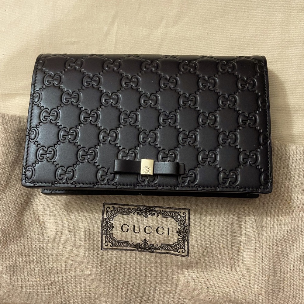 Gucci - Signature Wallet on Chain